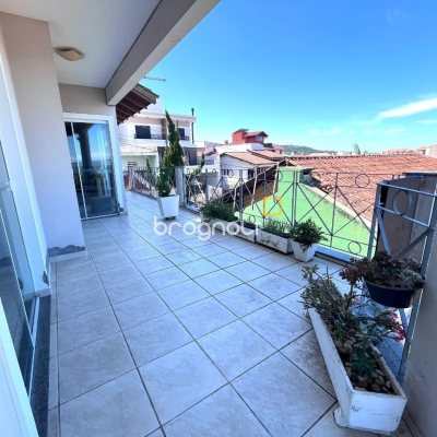 Casa com 348m², 5 quartos (sendo 2 suítes), 5 garagens, no bairro Centro em São José