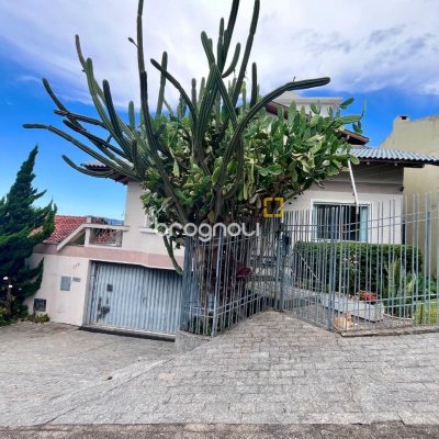 Casa com 348m², 5 quartos (sendo 2 suítes), 5 garagens, no bairro Centro em São José