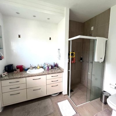 Casa com 348m², 5 quartos (sendo 2 suítes), 5 garagens, no bairro Centro em São José