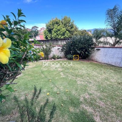 Casa com 348m², 5 quartos (sendo 2 suítes), 5 garagens, no bairro Centro em São José