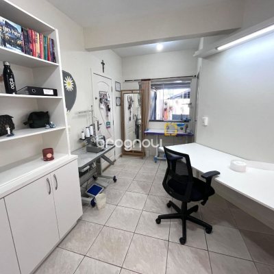 Casa com 348m², 5 quartos (sendo 2 suítes), 5 garagens, no bairro Centro em São José