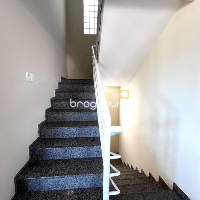 Casa com 348m², 5 quartos (sendo 2 suítes), 5 garagens, no bairro Centro em São José