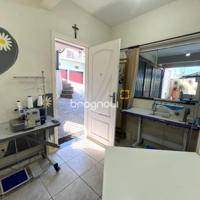 Casa com 348m², 5 quartos (sendo 2 suítes), 5 garagens, no bairro Centro em São José