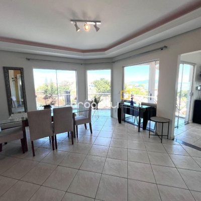 Casa com 348m², 5 quartos (sendo 2 suítes), 5 garagens, no bairro Centro em São José