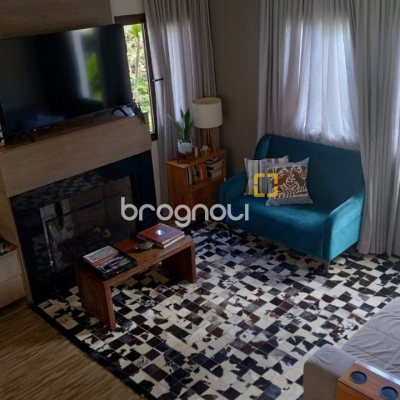 Casa com 203m², 4 quartos (sendo 1 suíte), 2 garagens, no bairro Sambaqui em Florianópolis