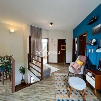 Casa com 203m², 4 quartos (sendo 1 suíte), 2 garagens, no bairro Sambaqui em Florianópolis