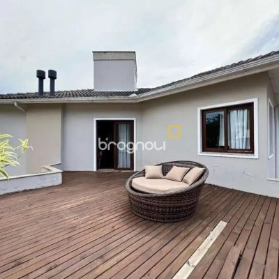 Casa com 203m², 4 quartos (sendo 1 suíte), 2 garagens, no bairro Sambaqui em Florianópolis