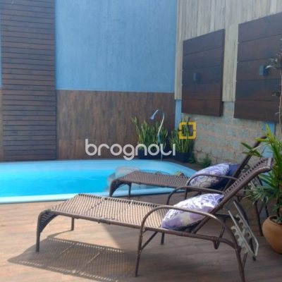 Casa com 203m², 4 quartos (sendo 1 suíte), 2 garagens, no bairro Sambaqui em Florianópolis