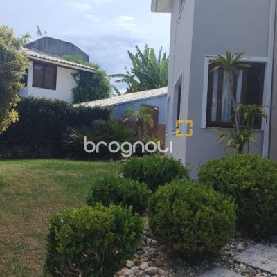 Casa com 203m², 4 quartos (sendo 1 suíte), 2 garagens, no bairro Sambaqui em Florianópolis