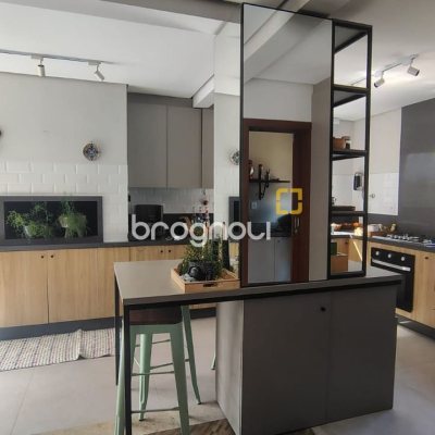 Casa com 203m², 4 quartos (sendo 1 suíte), 2 garagens, no bairro Sambaqui em Florianópolis