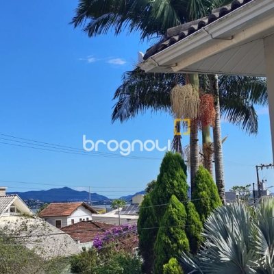 Casa com 203m², 4 quartos (sendo 1 suíte), 2 garagens, no bairro Sambaqui em Florianópolis