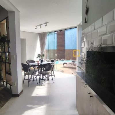 Casa com 203m², 4 quartos (sendo 1 suíte), 2 garagens, no bairro Sambaqui em Florianópolis