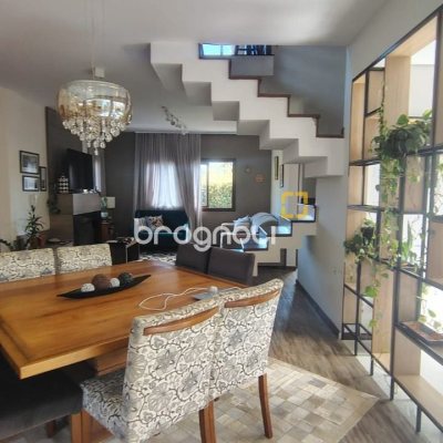 Casa com 203m², 4 quartos (sendo 1 suíte), 2 garagens, no bairro Sambaqui em Florianópolis