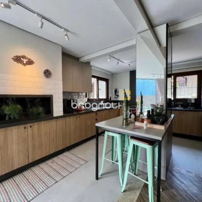 Casa com 203m², 4 quartos (sendo 1 suíte), 2 garagens, no bairro Sambaqui em Florianópolis
