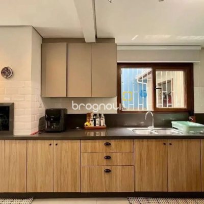 Casa com 203m², 4 quartos (sendo 1 suíte), 2 garagens, no bairro Sambaqui em Florianópolis