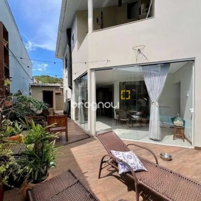 Casa com 203m², 4 quartos (sendo 1 suíte), 2 garagens, no bairro Sambaqui em Florianópolis