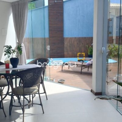 Casa com 203m², 4 quartos (sendo 1 suíte), 2 garagens, no bairro Sambaqui em Florianópolis