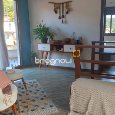 Casa com 203m², 4 quartos (sendo 1 suíte), 2 garagens, no bairro Sambaqui em Florianópolis