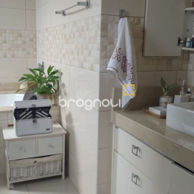 Casa com 203m², 4 quartos (sendo 1 suíte), 2 garagens, no bairro Sambaqui em Florianópolis