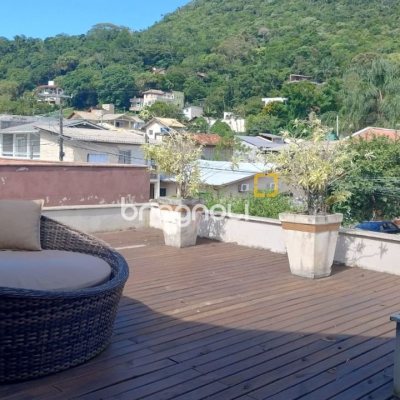 Casa com 203m², 4 quartos (sendo 1 suíte), 2 garagens, no bairro Sambaqui em Florianópolis