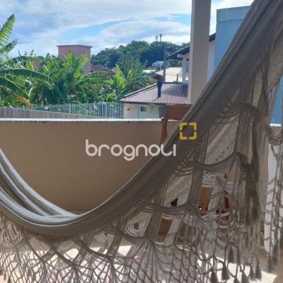 Casa com 203m², 4 quartos (sendo 1 suíte), 2 garagens, no bairro Sambaqui em Florianópolis