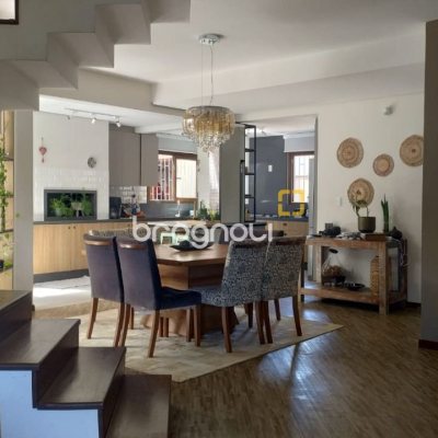 Casa com 203m², 4 quartos (sendo 1 suíte), 2 garagens, no bairro Sambaqui em Florianópolis