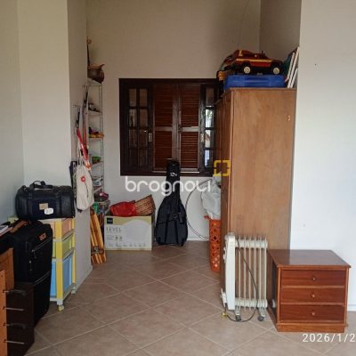 Casa com 220m², 5 quartos (sendo 2 suítes), 2 garagens, no bairro Itaguaçu em Florianópolis