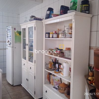 Casa com 220m², 5 quartos (sendo 2 suítes), 2 garagens, no bairro Itaguaçu em Florianópolis