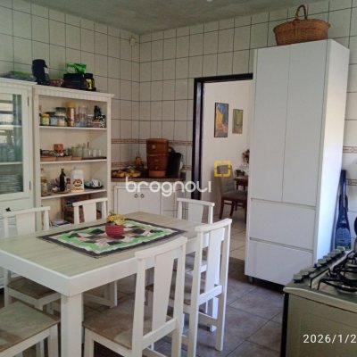 Casa com 220m², 5 quartos (sendo 2 suítes), 2 garagens, no bairro Itaguaçu em Florianópolis