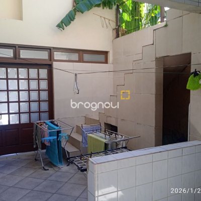 Casa com 220m², 5 quartos (sendo 2 suítes), 2 garagens, no bairro Itaguaçu em Florianópolis