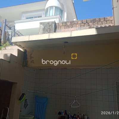Casa com 220m², 5 quartos (sendo 2 suítes), 2 garagens, no bairro Itaguaçu em Florianópolis