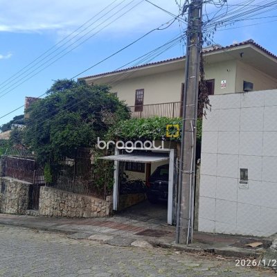 Casa com 220m², 5 quartos (sendo 2 suítes), 2 garagens, no bairro Itaguaçu em Florianópolis