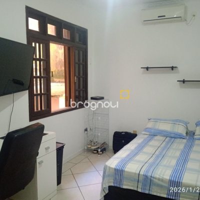 Casa com 220m², 5 quartos (sendo 2 suítes), 2 garagens, no bairro Itaguaçu em Florianópolis