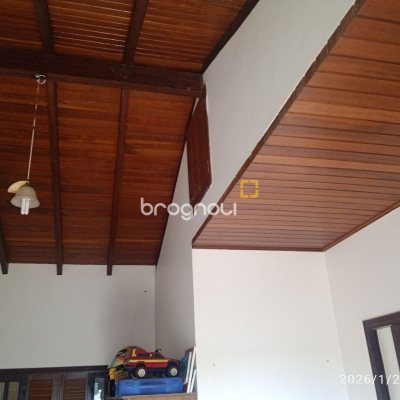 Casa com 220m², 5 quartos (sendo 2 suítes), 2 garagens, no bairro Itaguaçu em Florianópolis