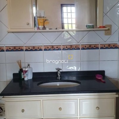 Casa com 220m², 5 quartos (sendo 2 suítes), 2 garagens, no bairro Itaguaçu em Florianópolis