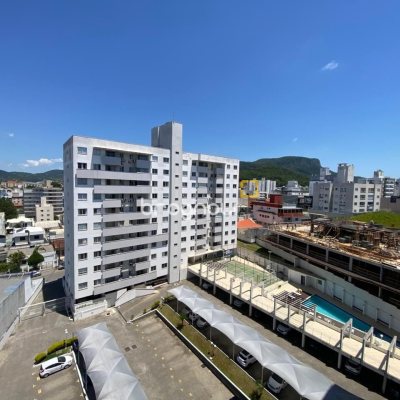 Apartamento com 61m², 2 quartos (sendo 1 suíte), 1 garagem, no bairro Pagani em Palhoça