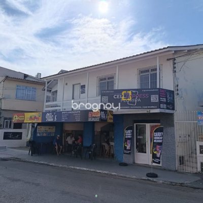 Prédio com 230m², no bairro Barreiros em São José