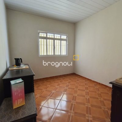Prédio com 230m², no bairro Barreiros em São José