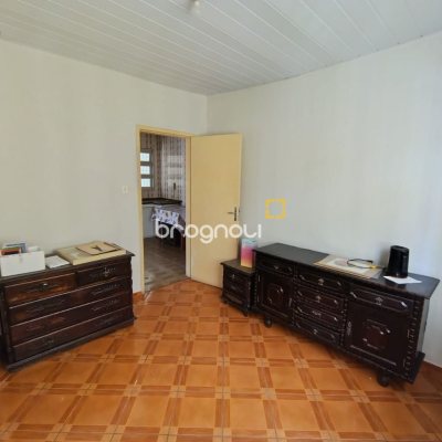 Prédio com 230m², no bairro Barreiros em São José