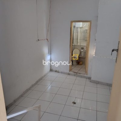 Prédio com 230m², no bairro Barreiros em São José