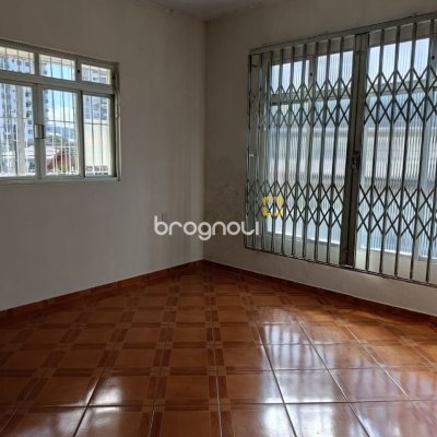 Prédio com 230m², no bairro Barreiros em São José