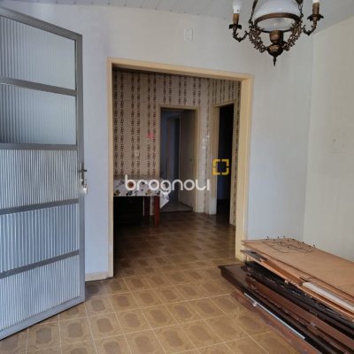Prédio com 230m², no bairro Barreiros em São José