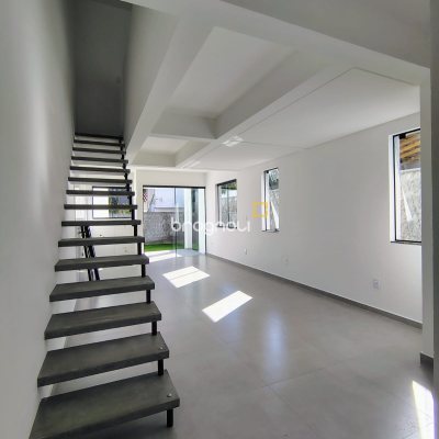 Casa com 103m², 3 quartos (sendo 2 suítes), 2 garagens, no bairro Rio Vermelho em Florianópolis