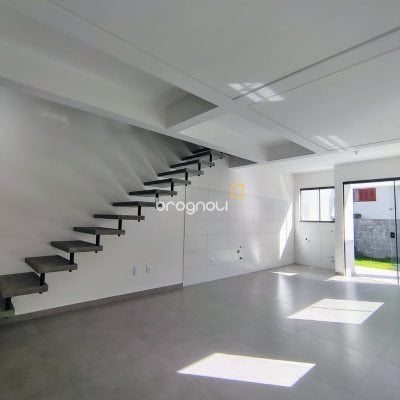 Casa com 103m², 3 quartos (sendo 2 suítes), 2 garagens, no bairro Rio Vermelho em Florianópolis