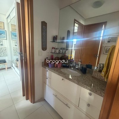 Apartamento com 102m², 3 quartos (sendo 1 suíte), 2 garagens, no bairro Campeche em Florianópolis