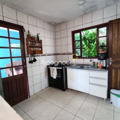 Casa com 91m², 3 quartos (sendo 1 suíte), 1 garagem, no bairro São João do Rio Vermelho em Florianópolis