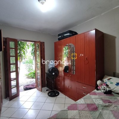 Casa com 91m², 3 quartos (sendo 1 suíte), 1 garagem, no bairro São João do Rio Vermelho em Florianópolis