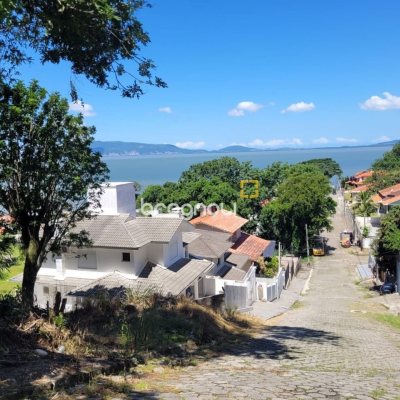 Terreno com 360m², no bairro Ponta de Baixo em São José
