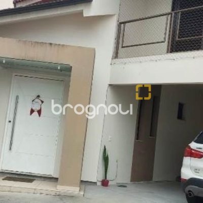 Casa com 233m², 3 quartos (sendo 1 suíte), 4 garagens, no bairro Balneário em Florianópolis