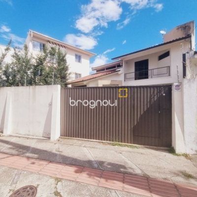 Casa com 233m², 3 quartos (sendo 1 suíte), 4 garagens, no bairro Balneário em Florianópolis